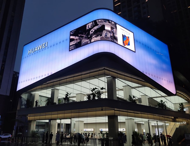 Outdoor estático ou tela inteligente? O que você está deixando de ganhar sem DOOH em ações publicitárias